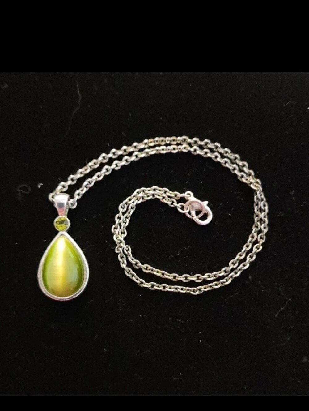 Vintage Silver Tone Chain Necklace With Green Cats Eye Tear Drop Pendant 16"